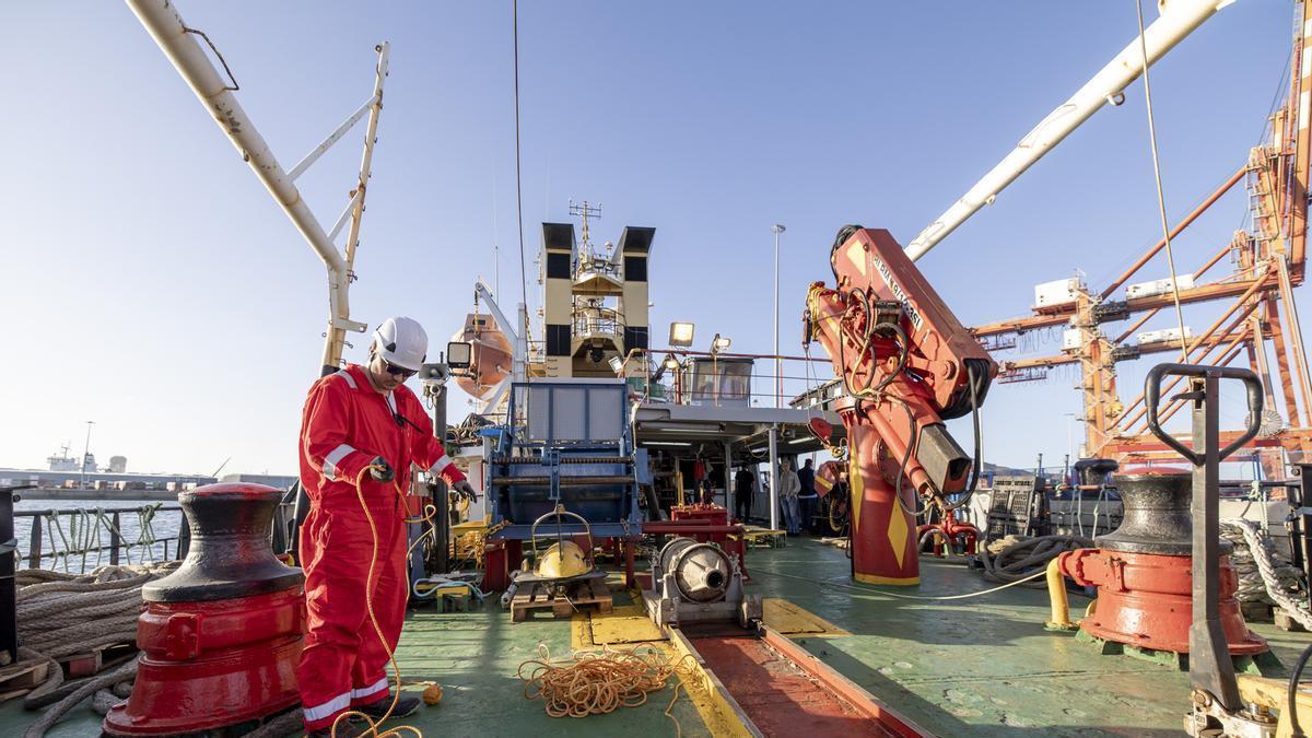 Operario manejando haz de fibras del cable submarinos del Proyecto RING de Canalink y Vodafone