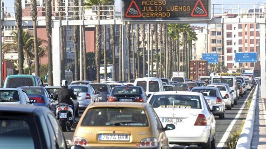 Un panel informativo de la Avenida Marítima avisa del cierre al tráfico en los túneles de Julio Luengo por un incendio en su interior. i ANDRÉS CRUZ