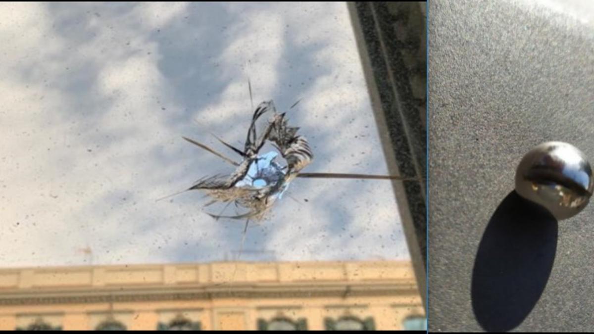 Impacto de rodamiento en el cristal de una ventana de la comisaría de Policía Nacional en Via Laietana (Barcelona)