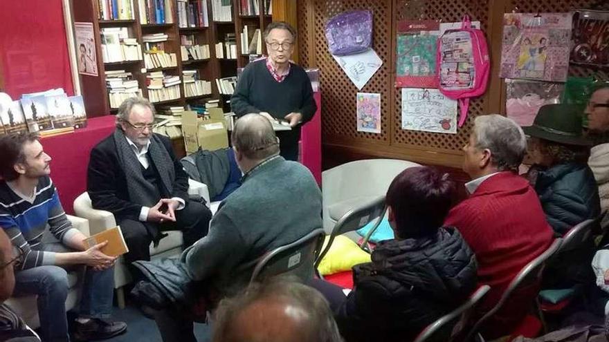 Luis Miguel de Dios durante la presentación del libro en una librería de Ávila.