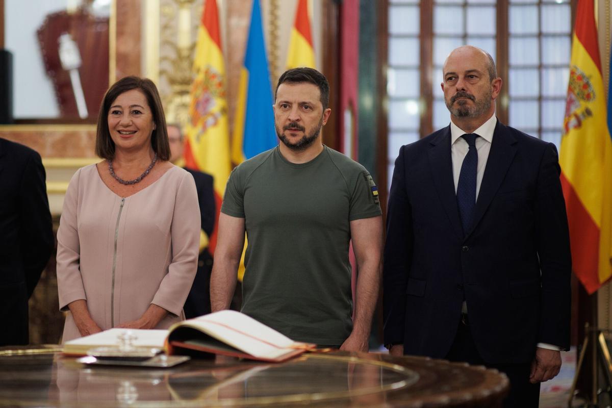 27/05/2024 (I-D) La presidenta del Congreso de los Diputados, Francina Armengol; el presidente de Ucrania, Volodimir Zelenski, y el presidente del Senado, Pedro Rollán, posan tras la firma del Libro de Honor, en el Congreso de los Diputados, a 27 de mayo de 2024, en Madrid (España). Zelenski ha sido recibido hoy por los dos presidentes, del Congreso y Senado, con quienes se ha reunido, junto al embajador de Ucrania en España, Serhii Pohoreltsev, y ha sido acompañado al Salón de Pasos Perdidos, donde ha firmado en el Libro de Honor. Además, el presidente de Ucrania también ha mantenido un encuentro con los portavoces de los grupos parlamentarios del Congreso y del Senado. POLITICA Alejandro Martínez Vélez - Europa Press