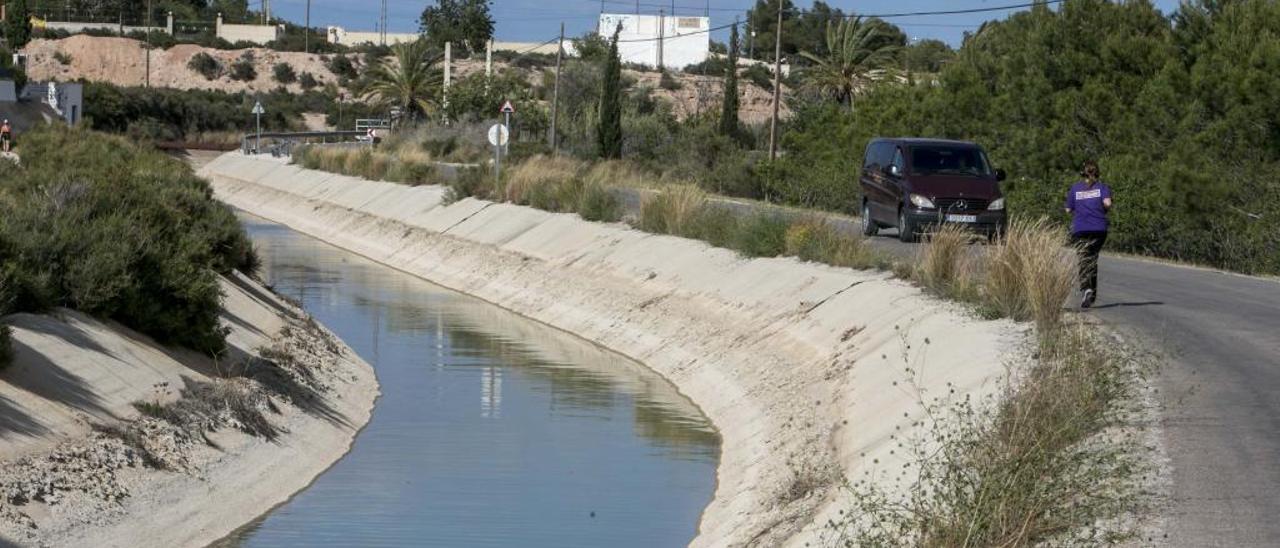 Canal de distribución de agua del trasvase en Elche.