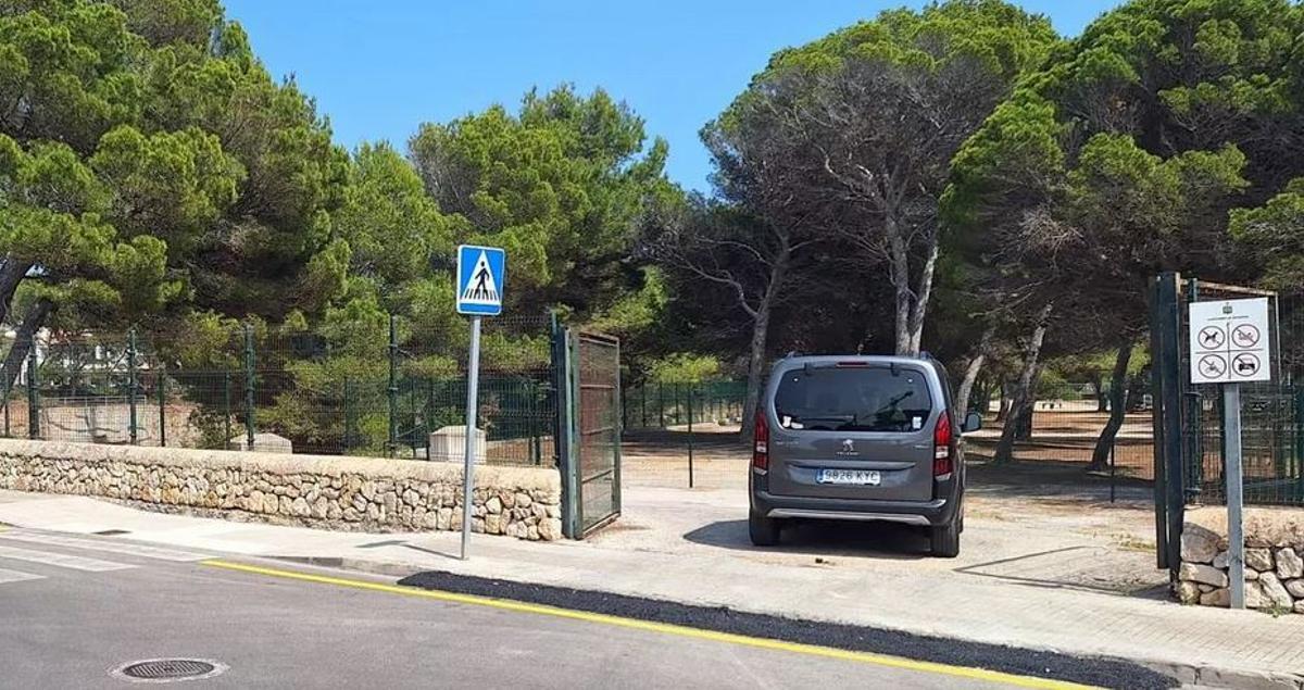 Die Zufahrt zum alternativen Parkplatz mitten in Cala Ratjada im Bereich Sa Gravera