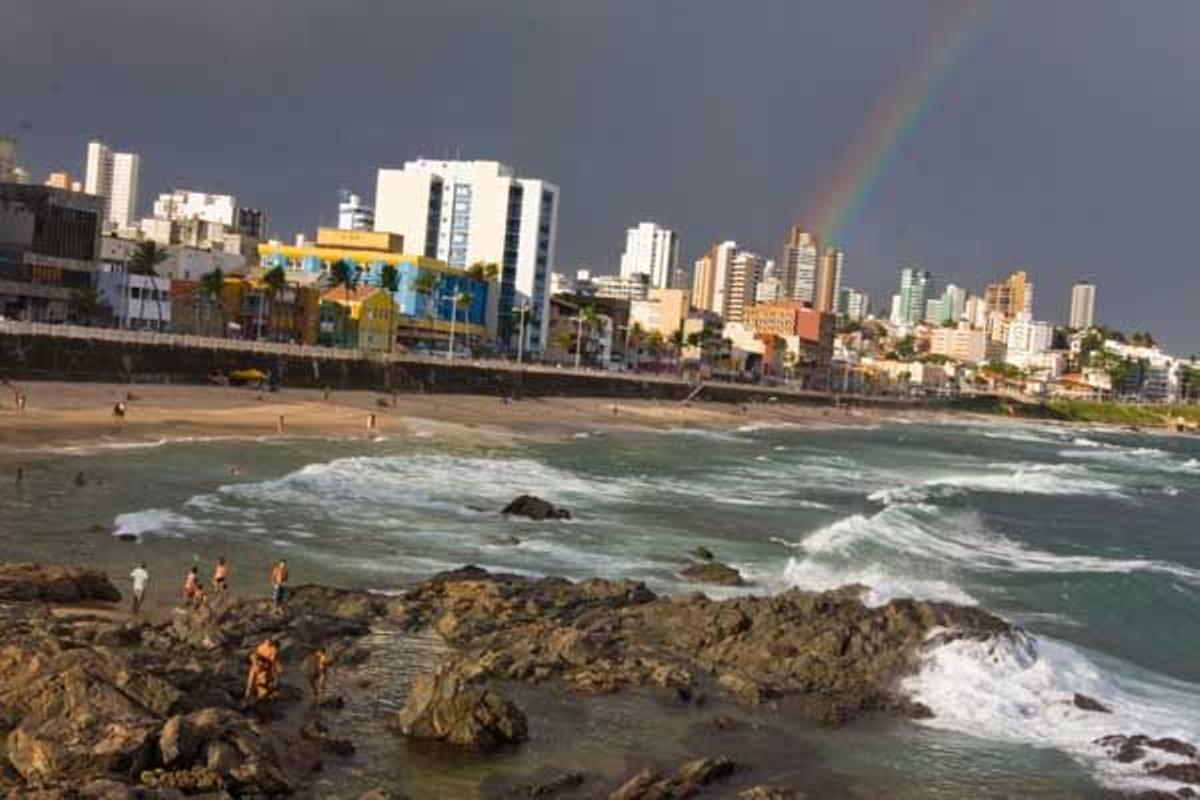 El arcoiris atraviesa la Playa de Barra.