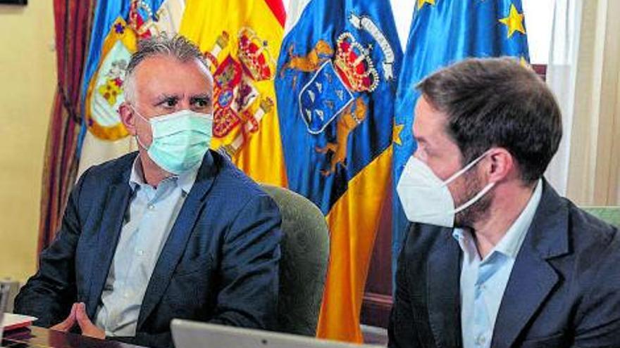 El presidente canario, Ángel Víctor Torres, y el presidente del Cabildo, Mariano Hernández Zapata. | | E.P