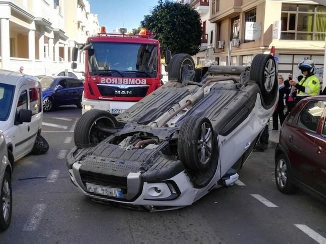 Vuelco en la calle Góngora de Arrecife