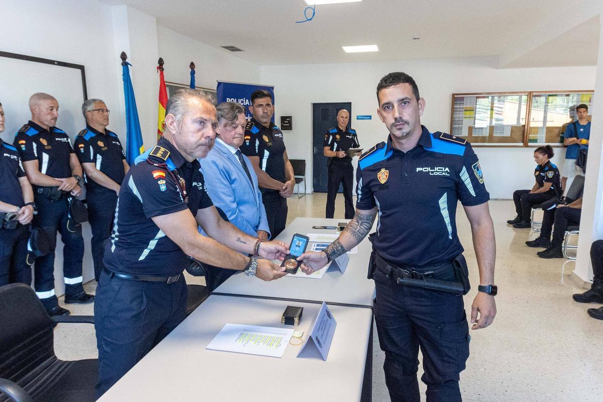 25 nuevos agentes interinos recogen sus acreditaciones policiales tras superar un intenso periodo de prácticas.