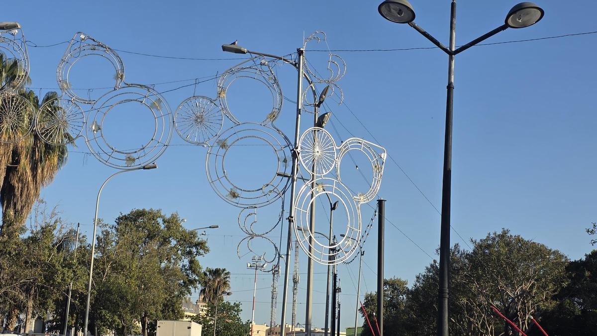 Adornos luminosos aún en la calle