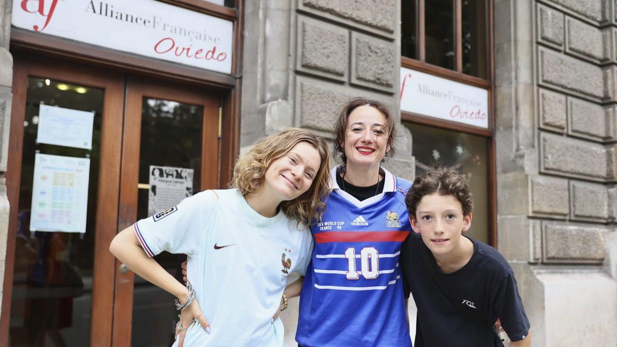 El corazón dividido entre dos banderas y los Pirineos, así viven la semifinal del Mundial con España los franceses afincados en Asturias