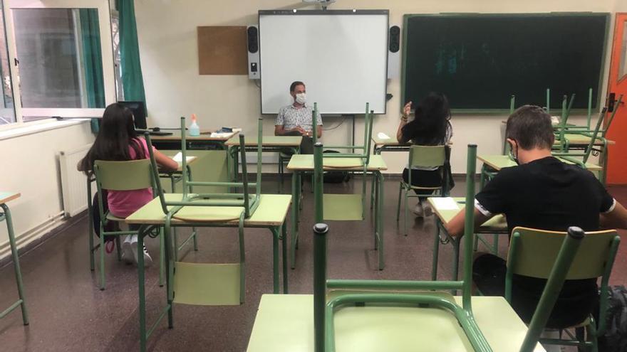 Estudiantes realizan un examen de repesca, este martes, en el IES La Flota de Murcia.