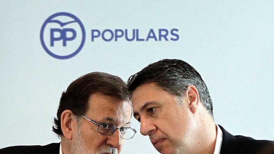 Rajoy habla con el líder del PPC, Xavier García Albiol.