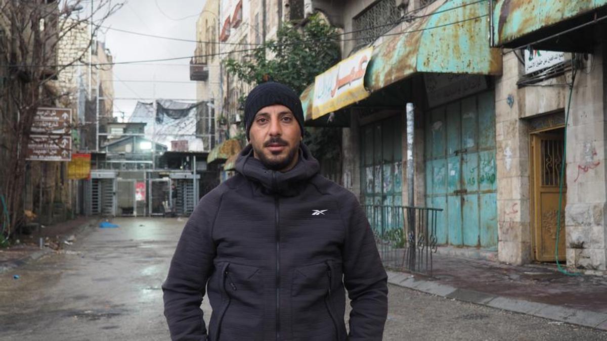 Muhanned Qafesha, activista de Jóvenes contra los Asentamientos, frente a uno de los checkpoints de Hebrón.