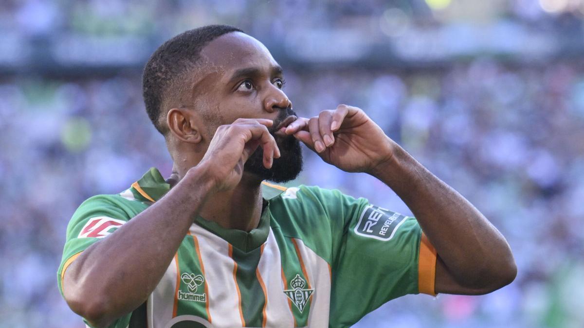 Cédric Bakambu celebra tras anotar el primer gol del equipo este sábado, durante el partido de la jornada 25 de LaLiga EA Sports que disputan el Real Betis y el Rayo Vallecano en La Cartuja