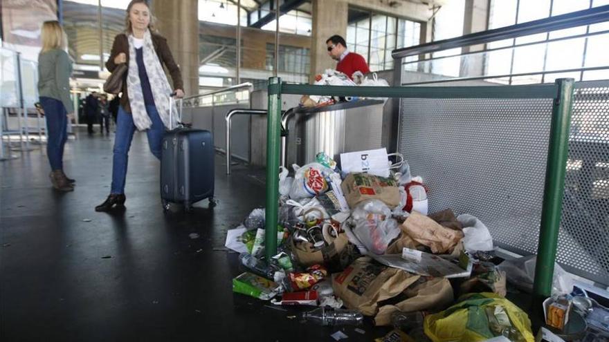Empresarios e instituciones urgen el fin de la huelga de limpieza en la estación