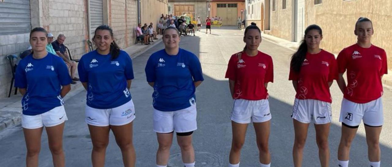 Las protagonistas del martes con victoria para las de azul. | LEVANTE-EMV