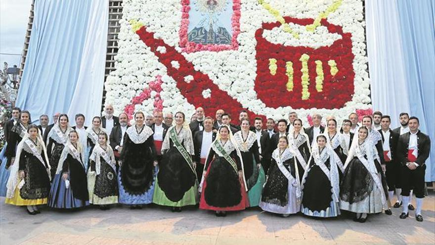 Un panel de flores con una alegoría de la música