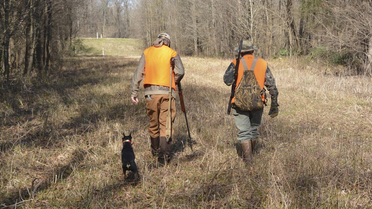 Dos cazadores durante una jornada cinegética en Extremadura.