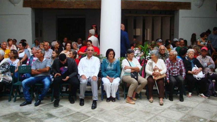 Marco Antonio Peñin, en el centro, en una actividad de la Casa de Zamora en Cuba cuando era cónsul en La Habana, en 2020