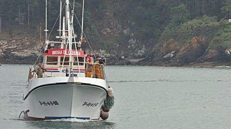 O &#039;Brisas de Cedeira&#039; chegando a porto.