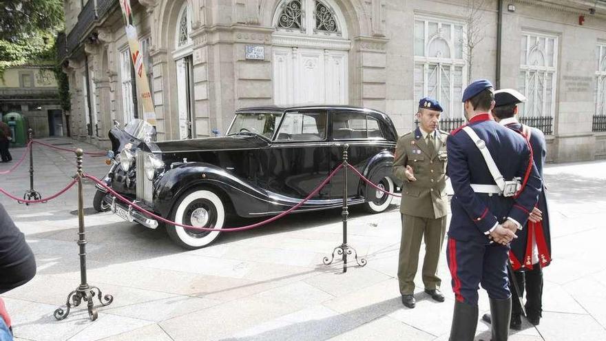 Miembros de la Guardia Real junto al Rolls Royce y la Harley Davidson. // Jesús Regal