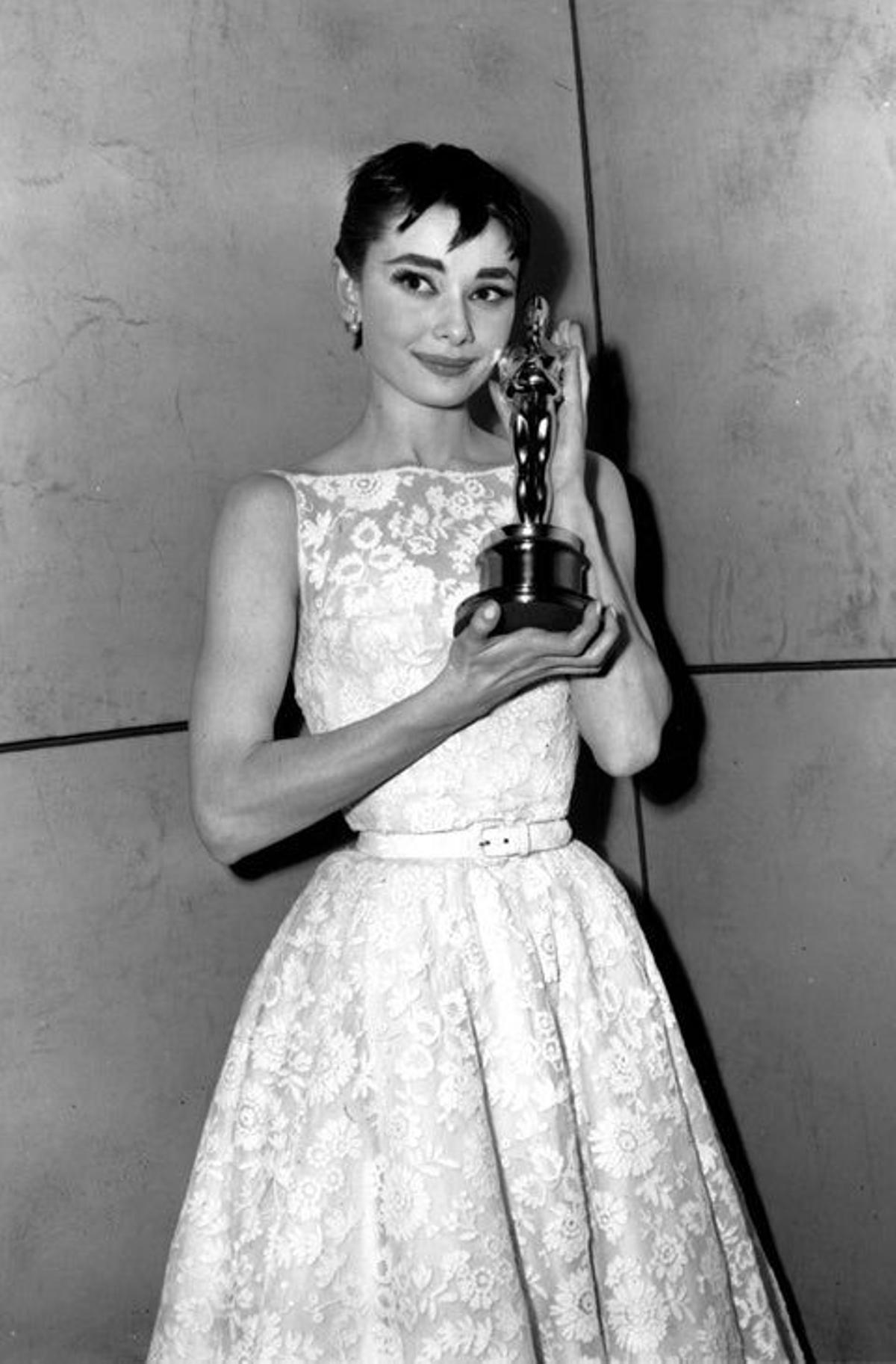 Audrey Hepburn con vestido de Givenchy en 1954