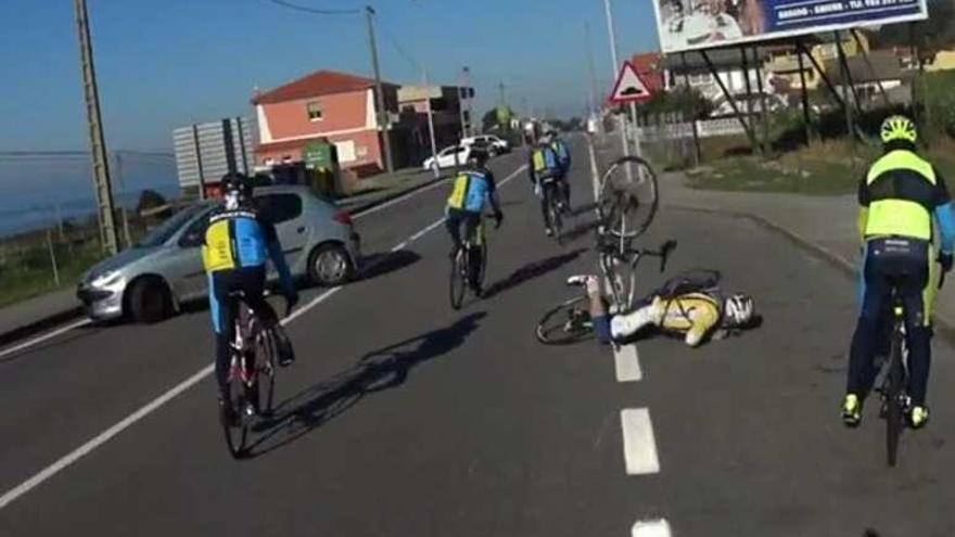 Imagen del giro del coche y la caída del ciclista. // Roberto Valverde