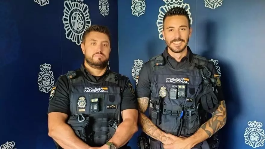 Dos policías salvan la vida a un nonagenario que se había atragantado en su domicilio