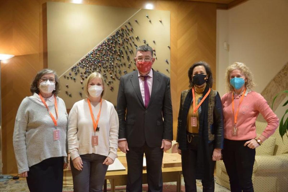 Las representantes de las asociaciones con Morera. | LEVANTE-EMV