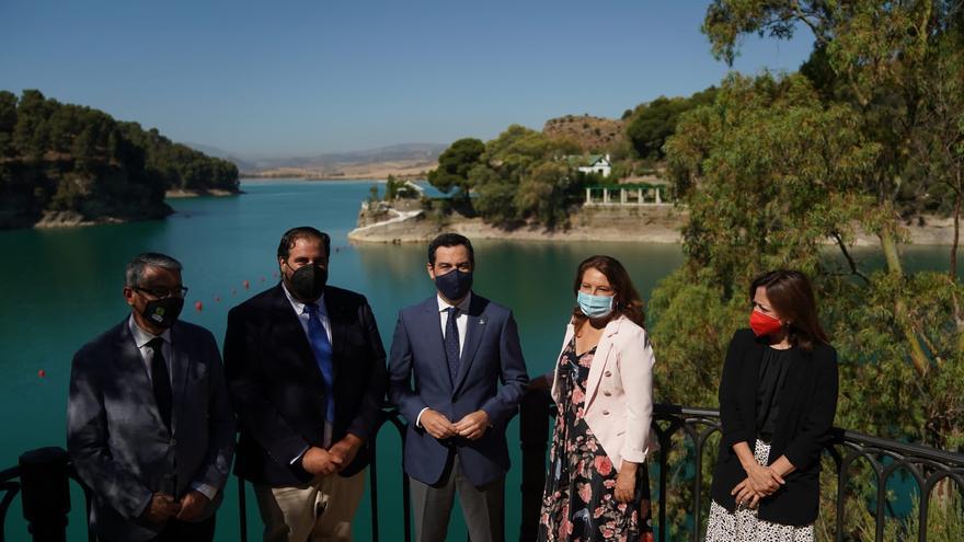 El presidente de Diputación, Francisco Salado; el alcalde de Ardales, Juan Alberto Naranjo; el presidente de la Junta, Juanma Moreno; la consejera de Agricultura y Desarrollo Sostenible, Carmen Crespo y la delegada de la Junta en Málaga, Patricia Navarro