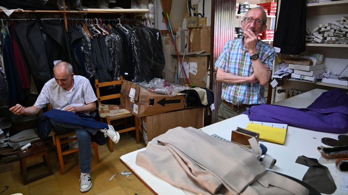 Javier (cosiendo) y José en el taller donde se han hecho trajes para varias generaciones.