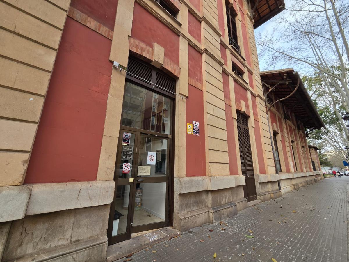 Imagen de archivo de la puerta de entrada al centro de salud de s'Escorxador.