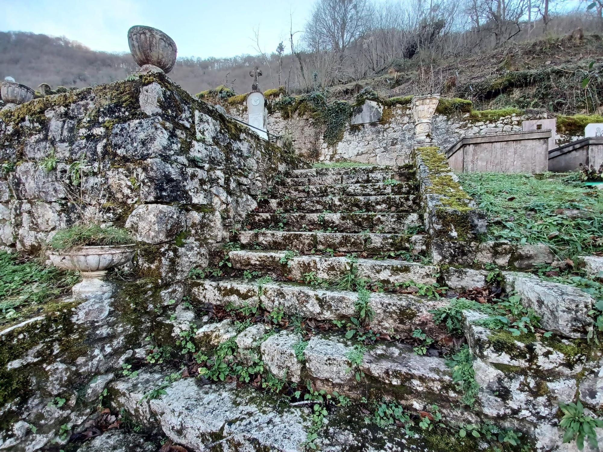 Leones de Papa, jardines de Príncipe y camposanto secreto, las mil y una curiosidades de Covadonga