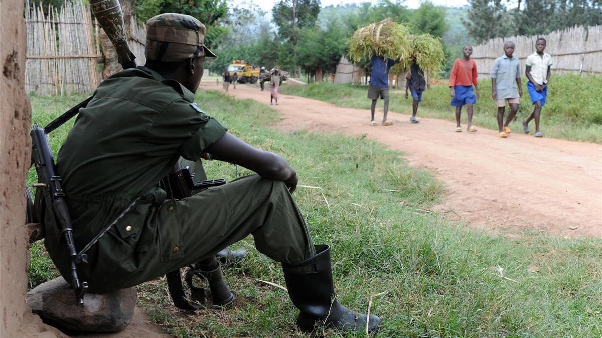 Un soldado del séptimo PARECO vigila una carretera en Nyamilima, en Kivu del Norte, al este de la República Democrática del Congo