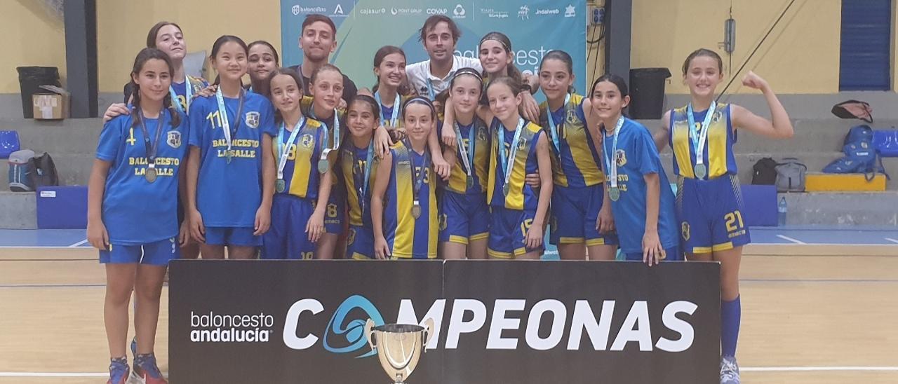 La Salle mini femenino celebra la conquista del título provincial.