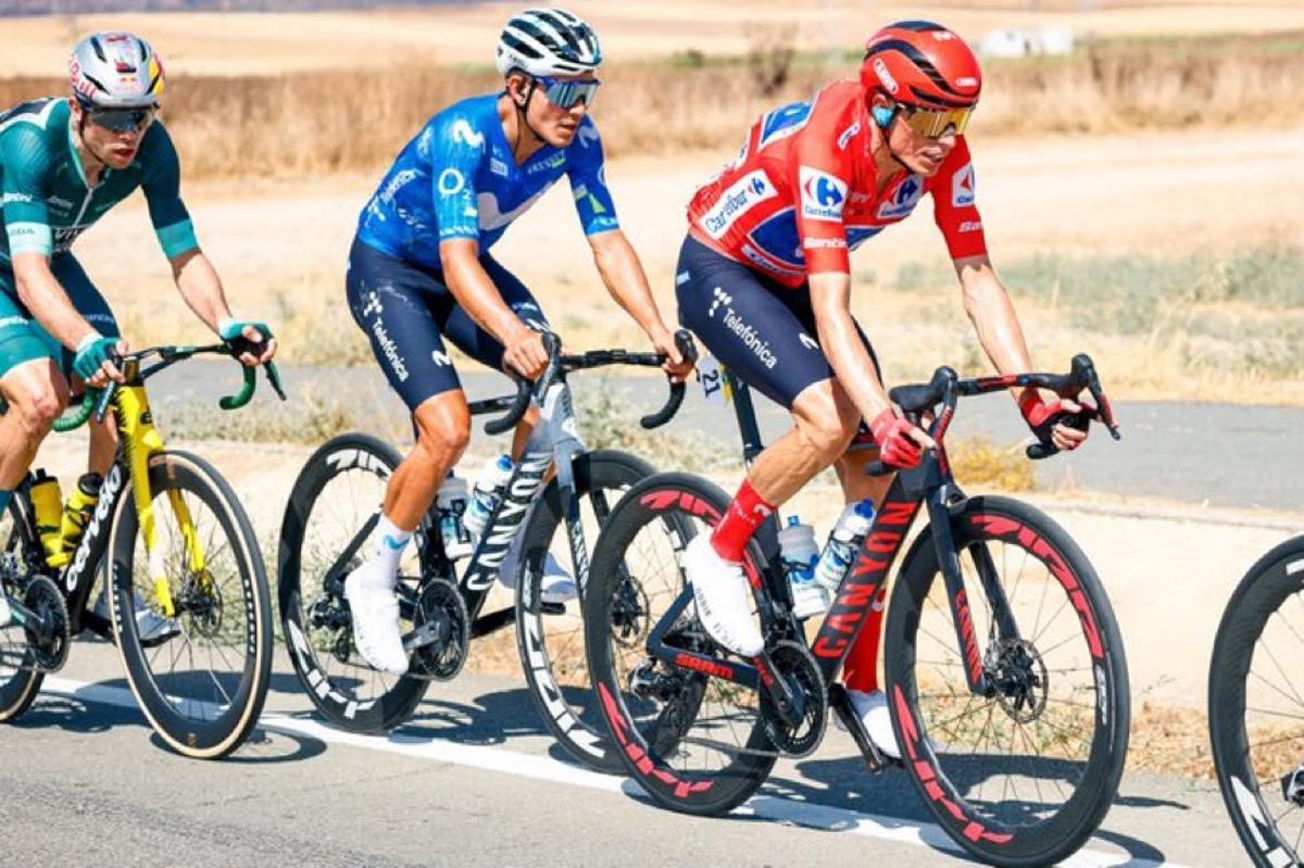 Enric Mas rueda protegido por los compañeros del Movistar.