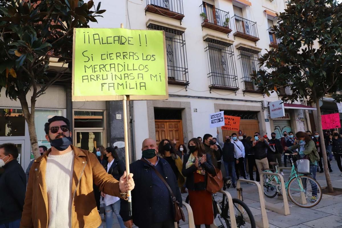 El comercio ambulante protesta ante el Ayuntamiento por el cierre de los mercadillos