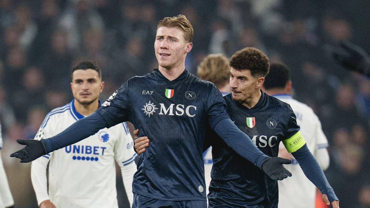 Rasmus Hojlund y Giovanni Di Lorenzo, en el Nápoles