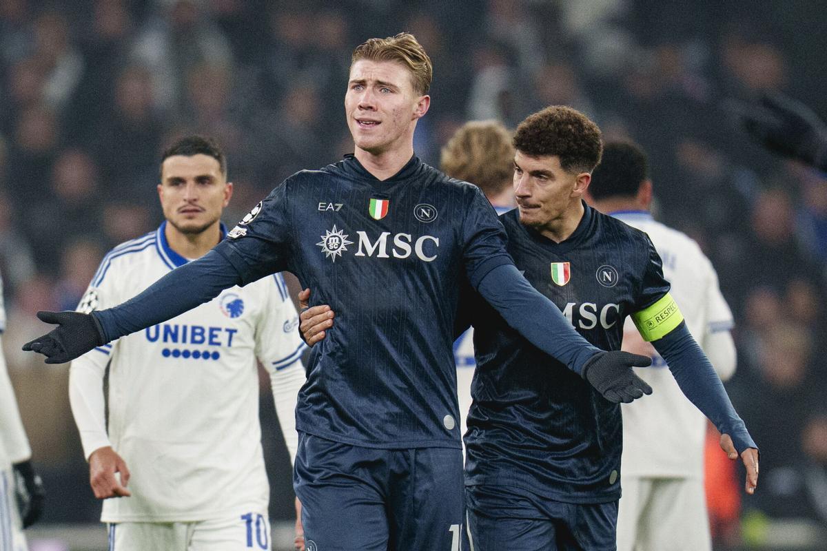 Rasmus Hojlund y Giovanni Di Lorenzo, en el Nápoles
