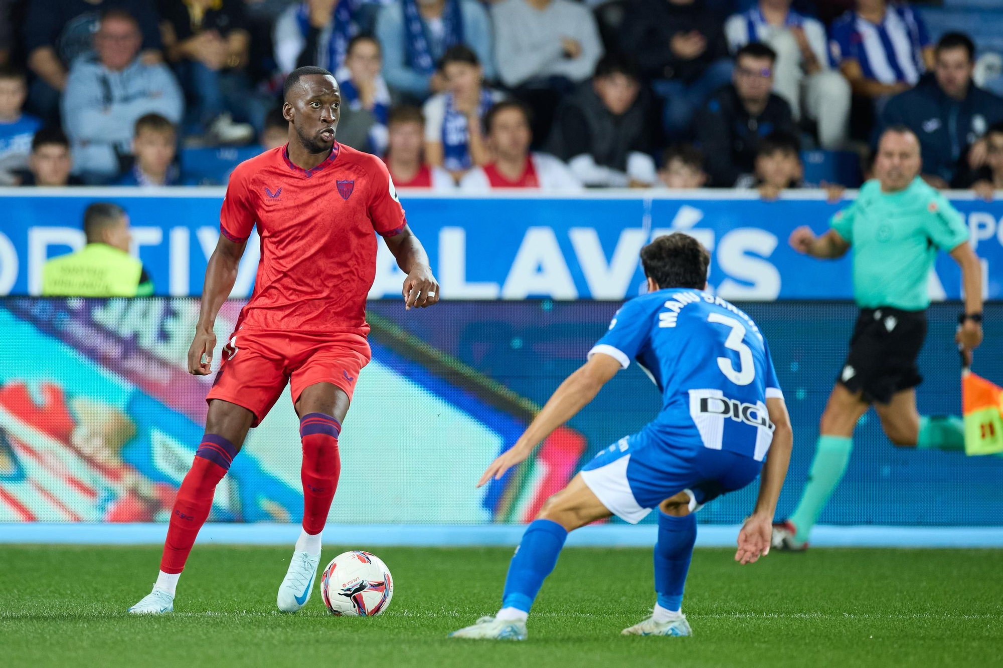 Dodi Lukebakio of Sevilla FC competes for the ball with Manu Sanchez of Deportivo Alaves during the LaLiga EA Sports match between Deportivo Alaves and Sevilla FC at Mendizorrotza on September 20, 2024, in Vitoria, Spain. AFP7 20/09/2024 ONLY FOR USE IN SPAIN / Ricardo Larreina / AFP7 / Europa Press;2024;SOCCER;SPAIN;SPORT;ZSOCCER;ZSPORT;Deportivo Alaves v Sevilla FC - LaLiga EA Sports;