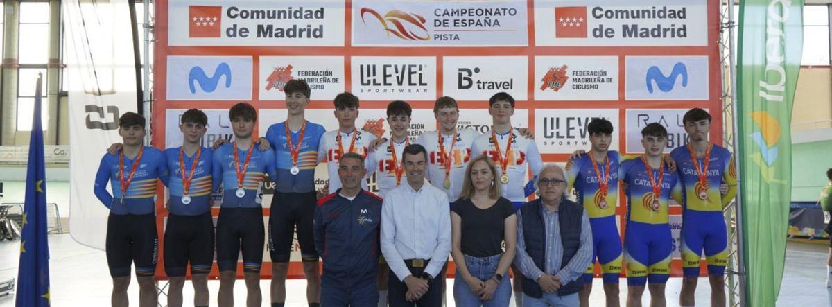 La selección asturiana, en el centro del podio. | R. F. E. C.