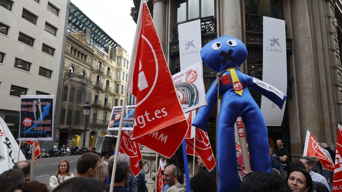 Protesta de trabajadores de CaixaBank, que reclaman un aumento de los salarios.