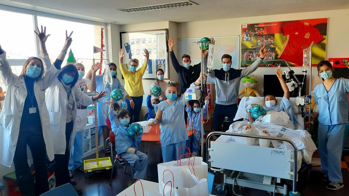 Visita de los jugadores al Hospital de Alicante