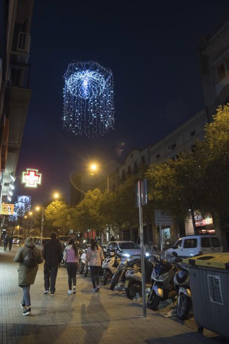 Manresa s'il·lumina per Nadal amb el principal carrer comercial a clapes