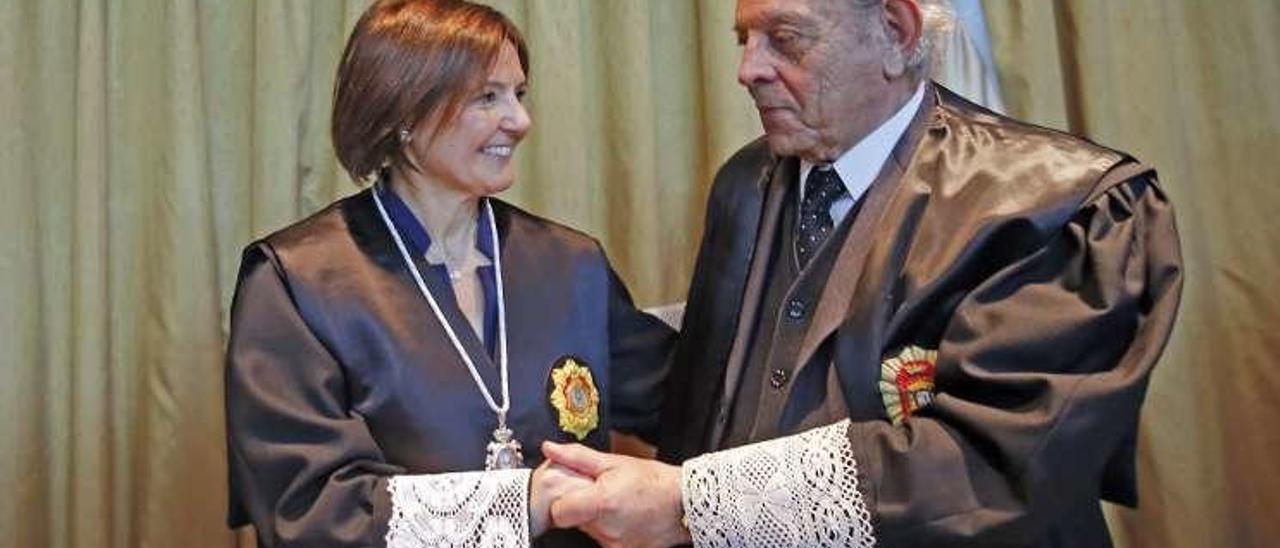 Lourdes Carballo, junto al exdecano Alfonso Álvarez Gándara, cuando tomó posesión como decana en 2015. // Marta G. Brea