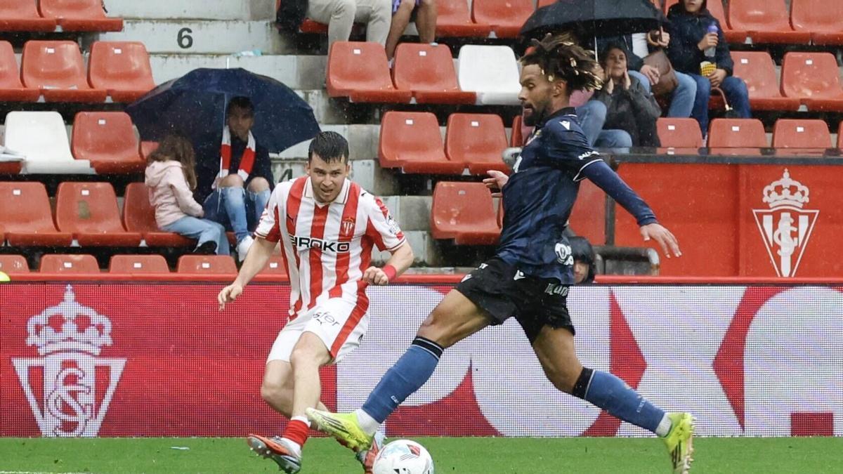 Konrad, con el balón, frente a Guille Rosas.