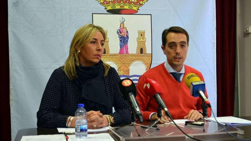 La concejala de Hacienda, Patricia Martín, y el alcalde, Luciano Huerga, en la presentación del Presupuesto.