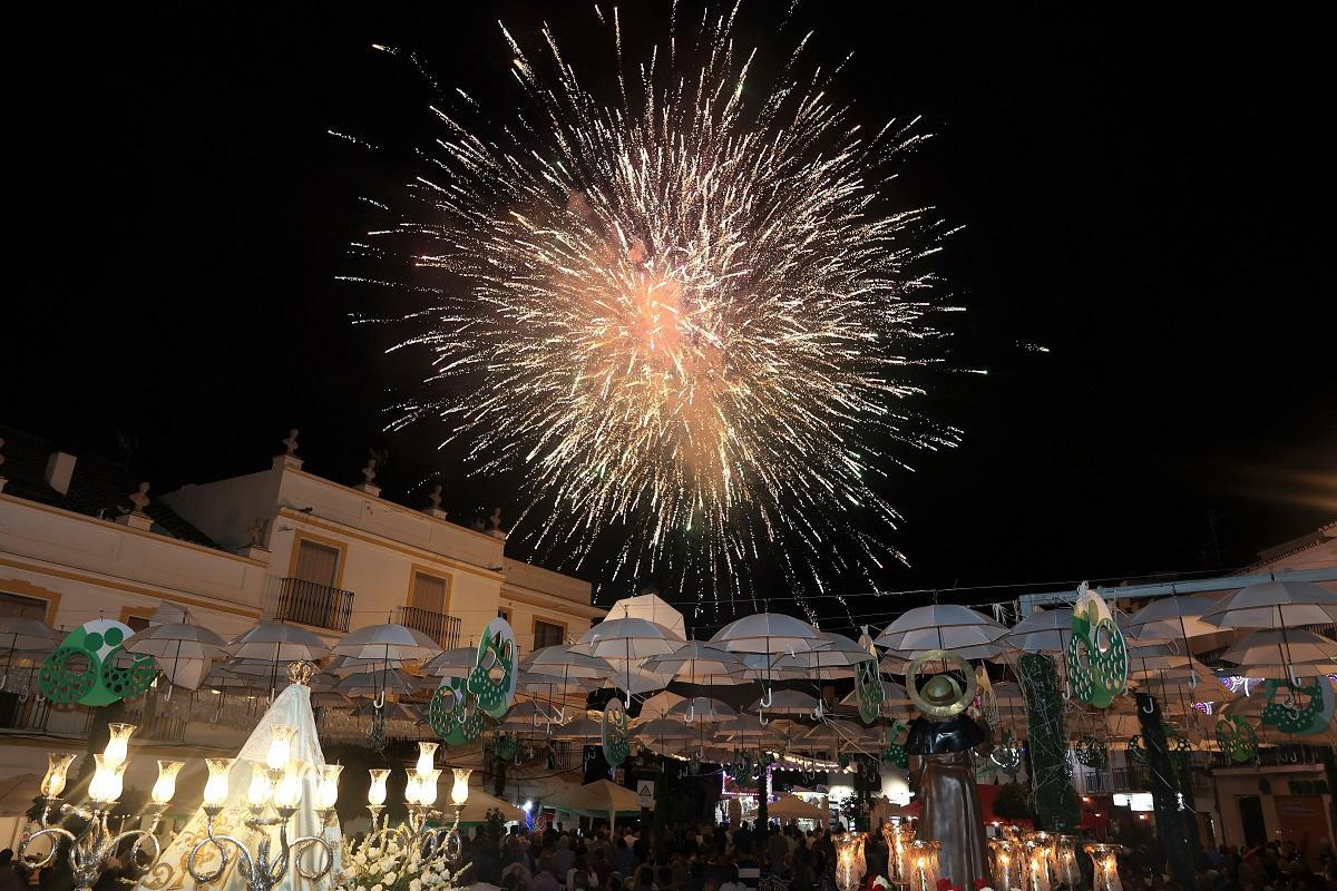 Un espectáculo de fuegos artificiales culminó la procesión de los patronos.