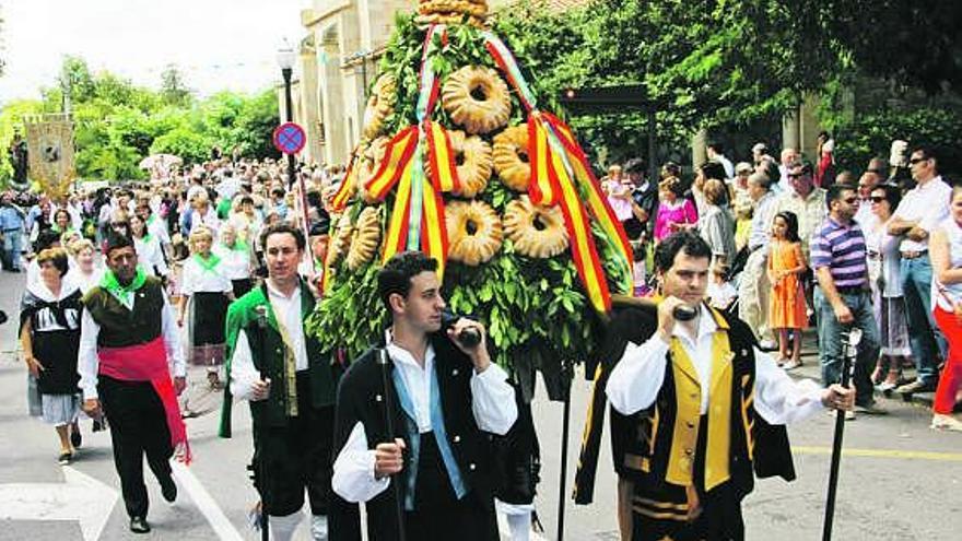 Varios jóvenes portan «el ramu»  durante la procesión.