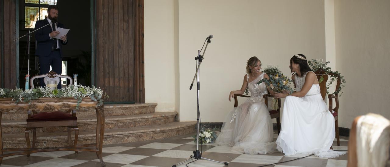 El alcalde de Sant Jordi, Iván Sánchez, ofició la primera boda en el palacete de Villa Elisa después de 15 años.