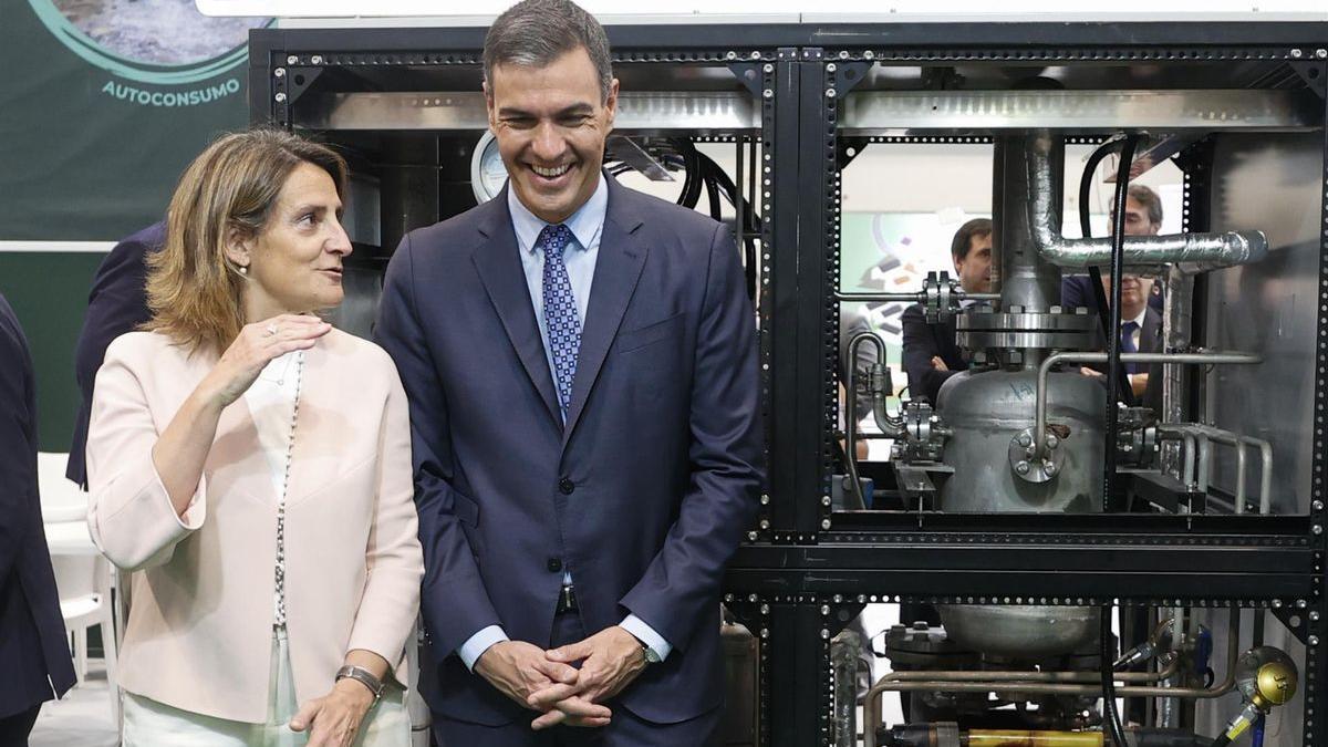 La vicepresidenta y ministra para la Transición Ecológica, Teresa Ribera, y el presidente del Gobierno, Pedro Sánchez.